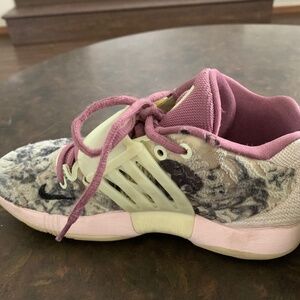 Nike big kid basketball shoes size 5